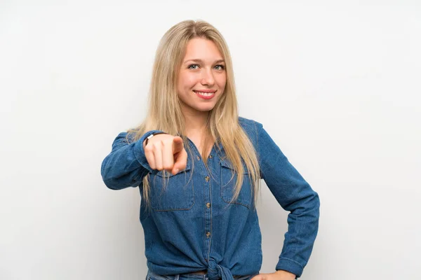 Jonge Blonde Vrouw Geïsoleerde Witte Muur Punten Vinger Met Een — Stockfoto