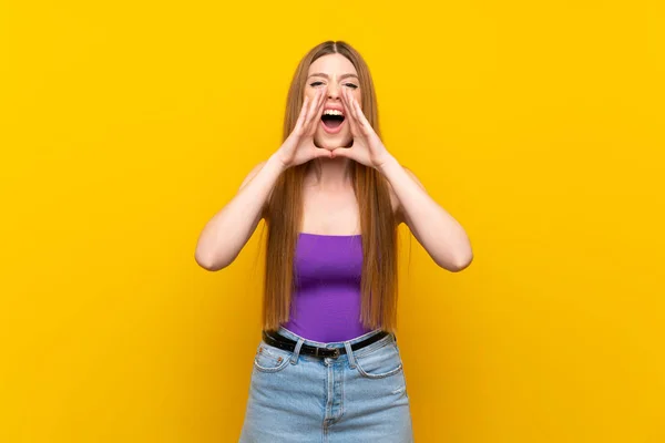 Jovem Mulher Sobre Isolado Fundo Amarelo Gritando Anunciando Algo — Fotografia de Stock