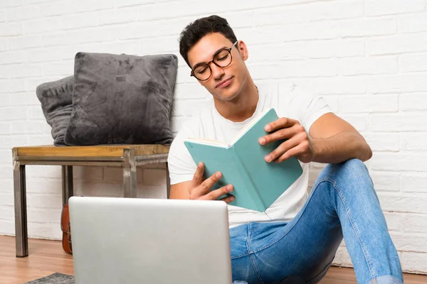 Bonito homem sentado no chão com seu laptop — Fotografia de Stock