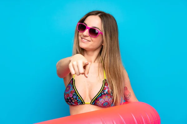 Jonge Vrouw Bikini Zomer Vakantie Wijst Vinger Met Een Zelfverzekerde — Stockfoto