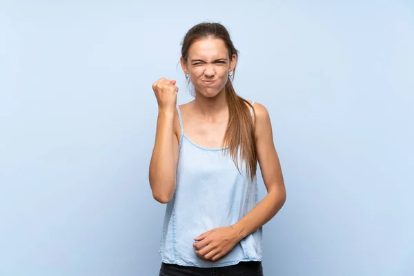 Jonge Vrouw Geïsoleerde Blauwe Achtergrond Met Boos Gebaar — Stockfoto