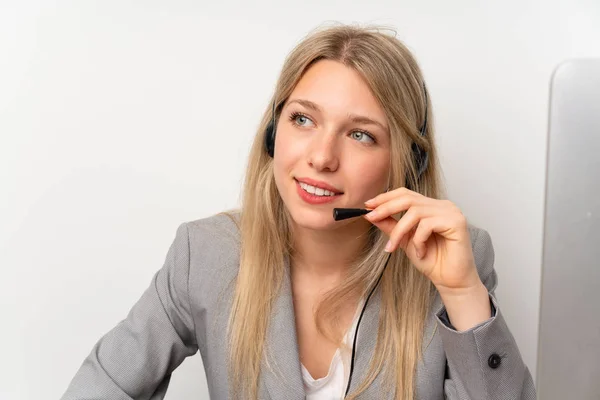 Giovane Donna Che Lavora Con Auricolare Ufficio — Foto Stock