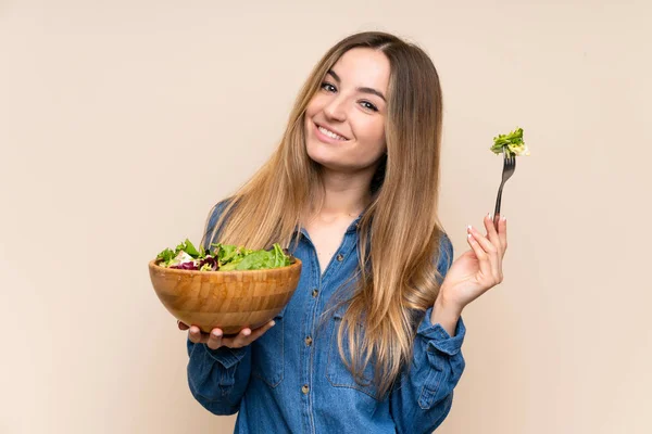 Jovem Com Salada Sobre Fundo Isolado — Fotografia de Stock