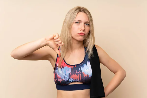 Ung Blond Sport Kvinna Över Isolerad Vägg Som Visar Tummen — Stockfoto