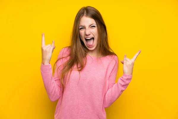 Junge Frau Mit Langen Haaren Über Isolierter Gelber Wand Macht — Stockfoto