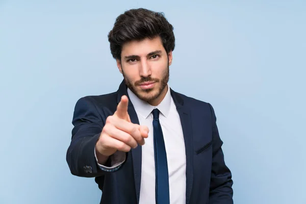 Empresario Sobre Aislado Muro Azul Frustrado Apuntando Hacia Frente — Foto de Stock