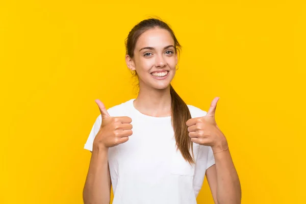 Jeune Femme Sur Fond Jaune Isolé Donnant Geste Pouce Levé — Photo