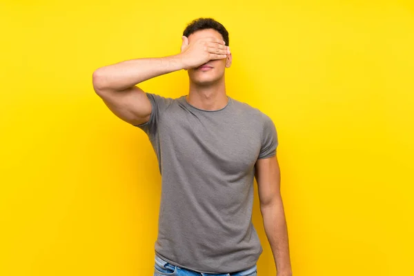 Handsome Man Isolated Yellow Wall Covering Eyes Hands Want See — Stock Photo, Image