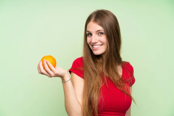 Młoda Kobieta Długimi Włosami Trzymania Pomarańczy — Zdjęcie stockowe