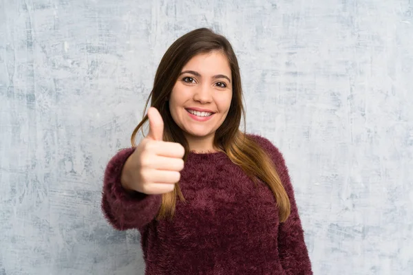 Chica Joven Sobre Pared Grunge Dando Gesto Pulgares Hacia Arriba — Foto de Stock