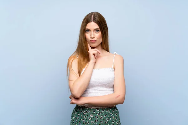 Young Woman Isolated Blue Background Looking Front — Stock Photo, Image