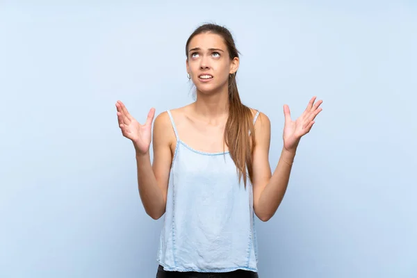 Jonge Vrouw Geïsoleerde Blauwe Achtergrond Gefrustreerd Door Een Slechte Situatie — Stockfoto