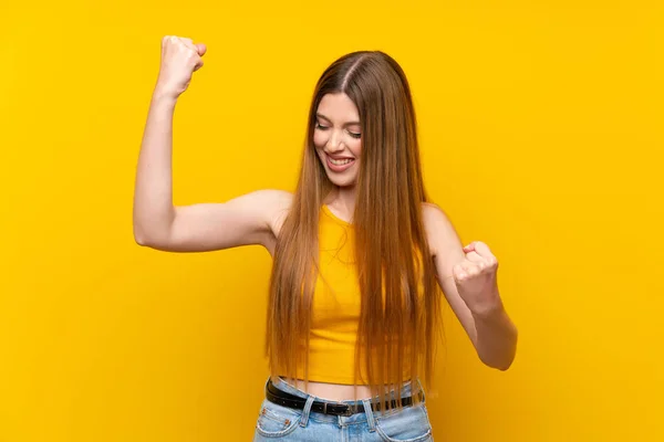 Jonge Vrouw Geïsoleerde Gele Achtergrond Vieren Van Een Overwinning — Stockfoto