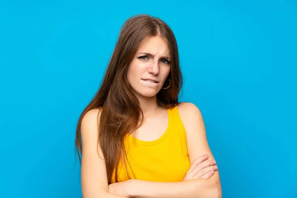 Jonge Vrouw Met Lang Haar Geïsoleerde Blauwe Muur Met Verwarring — Stockfoto