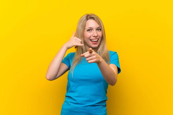 Jonge Blonde Vrouw Geïsoleerde Gele Achtergrond Het Maken Van Telefoon — Stockfoto