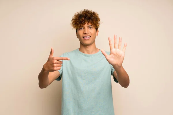 African American Man Met Groene Shirt Tellen Zeven Met Vingers — Stockfoto