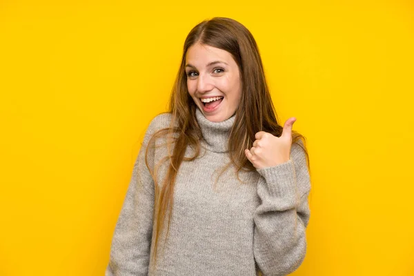 Giovane Donna Con Capelli Lunghi Sfondo Giallo Facendo Gesto Del — Foto Stock