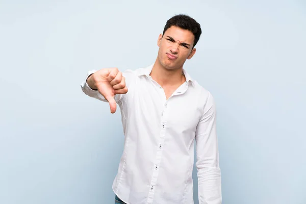 Hombre Guapo Sobre Pared Azul Mostrando Pulgar Hacia Abajo Con — Foto de Stock