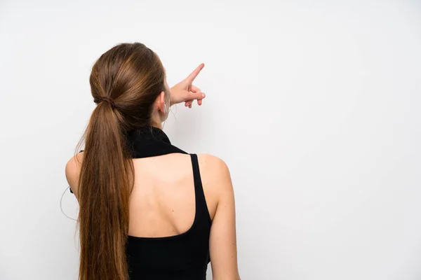 Jeune Femme Sportive Sur Fond Blanc Isolé Pointant Vers Arrière — Photo