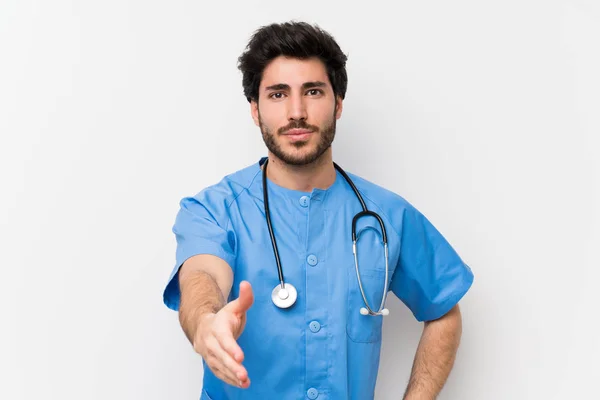 Chirurg Lekarz Mężczyzna Białym Tle Ścianie Handshake Dobrej Transakcji — Zdjęcie stockowe