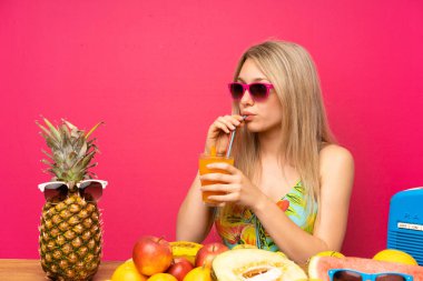 Meyve çok mayo genç sarışın kadın