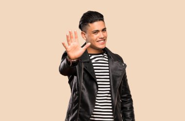 İzole arka plan üzerinde parmakları ile beş sayma genç adam