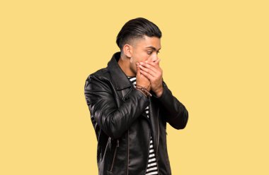 Genç adam ağız kapsayan ve izole arka plan üzerinde yan bakıyor