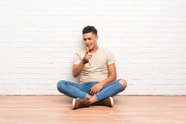 Yerde oturan genç adam sizi işaret etti