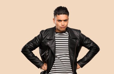 Genç adam izole arka plan üzerinde kızgın