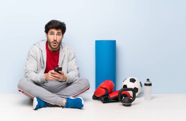 Yerde oturan spor adamı şaşırttı ve mesaj gönderdi