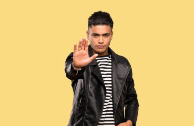 Genç adam izole arka plan üzerinde stop jest yapma