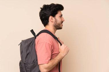 sırt çantası ile yakışıklı adam