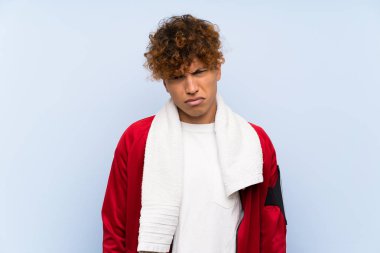 Genç spor afrikalı amerikalı adam üzgün