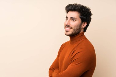 Izole duvar ayakta üzerinde Yakışıklı ve yan bakıyor