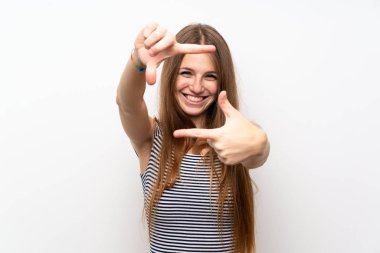 İzole beyaz duvar odaklı yüz üzerinde uzun saçlı genç kadın. Çerçeveleme simgesi