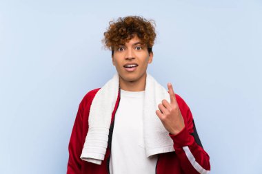 Genç spor afrikalı amerikalı adam işaret parmağı ile işaret harika bir fikir