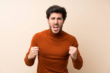 Kötü bir durum tarafından sinirli izole duvar üzerinde Yakışıklı