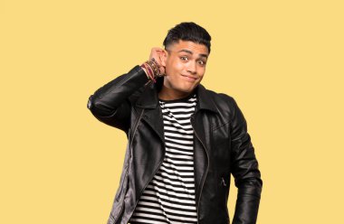 İzole arka plan üzerinde şüpheleri olan genç adam