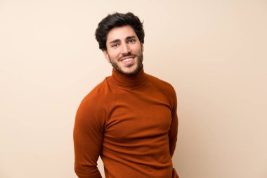 Izole duvar üzerinde yakışıklı gülümseyerek