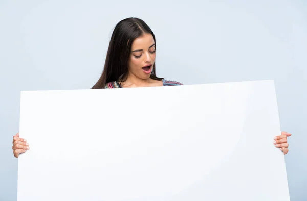 Jeune Femme Sur Mur Bleu Isolé Tenant Une Plaque Blanche — Photo