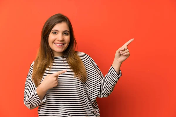 Chica Joven Con Camisa Rayas Señalando Dedo Lado —  Fotos de Stock