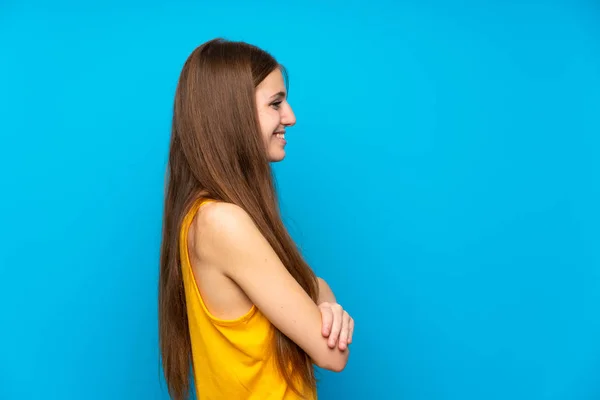 Jeune Femme Aux Cheveux Longs Sur Paroi Bleue Isolée Position — Photo