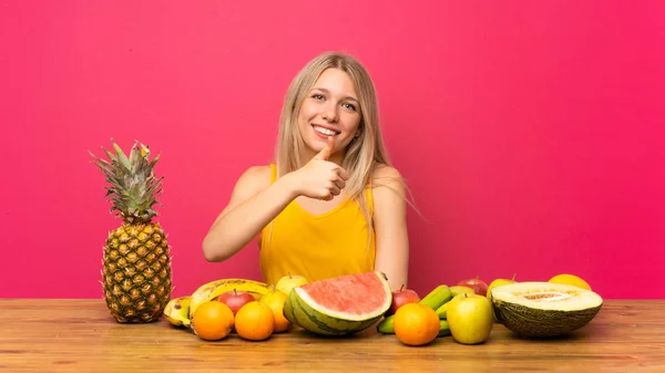 Fiatal Szőke Sok Gyümölcsöt Amely Egy Remek Gesztus — Stock Fotó