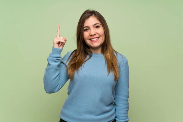 Muchacha Joven Sobre Pared Verde Mostrando Levantando Dedo Señal Mejor —  Fotos de Stock