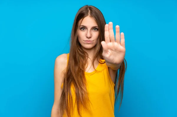 Mujer Joven Con Pelo Largo Sobre Pared Azul Aislado Haciendo — Foto de Stock