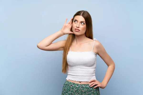 Jonge Vrouw Geïsoleerde Blauwe Achtergrond Luisteren Naar Iets Door Hand — Stockfoto