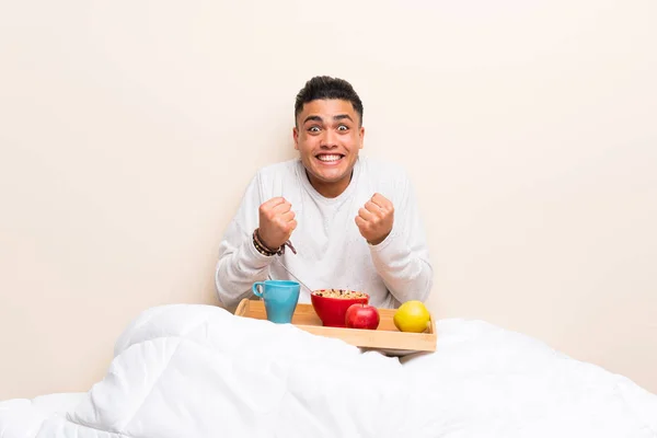 승리를 축하하는 침대에서 식사를하는 — 스톡 사진