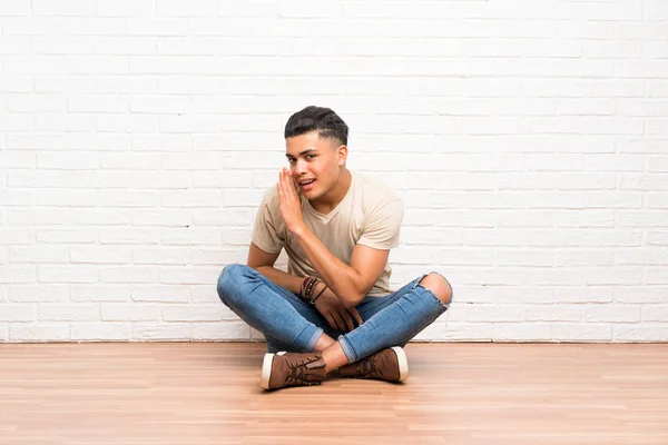 Jovem Sentado Chão Sussurrando Algo — Fotografia de Stock