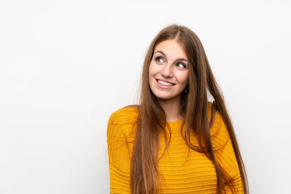 Junge Frau Mit Gelber Über Einsamer Weißer Wand Lacht Und — Stockfoto