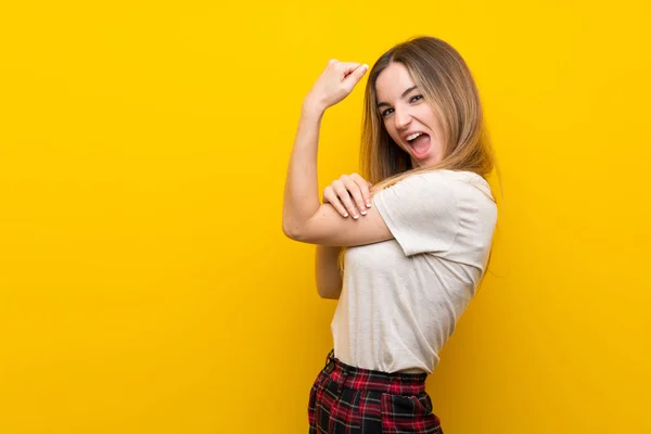 Mujer Joven Sobre Pared Amarilla Aislada Haciendo Gesto Fuerte — Foto de Stock